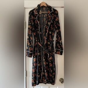 Painter Floral Robe‎ Est Size Medium New Condition
